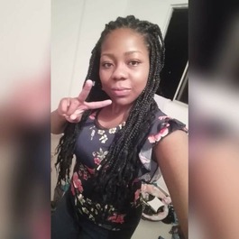 la imagen puede contener a una mujer  con trenzas en el cabello,posando de pie 